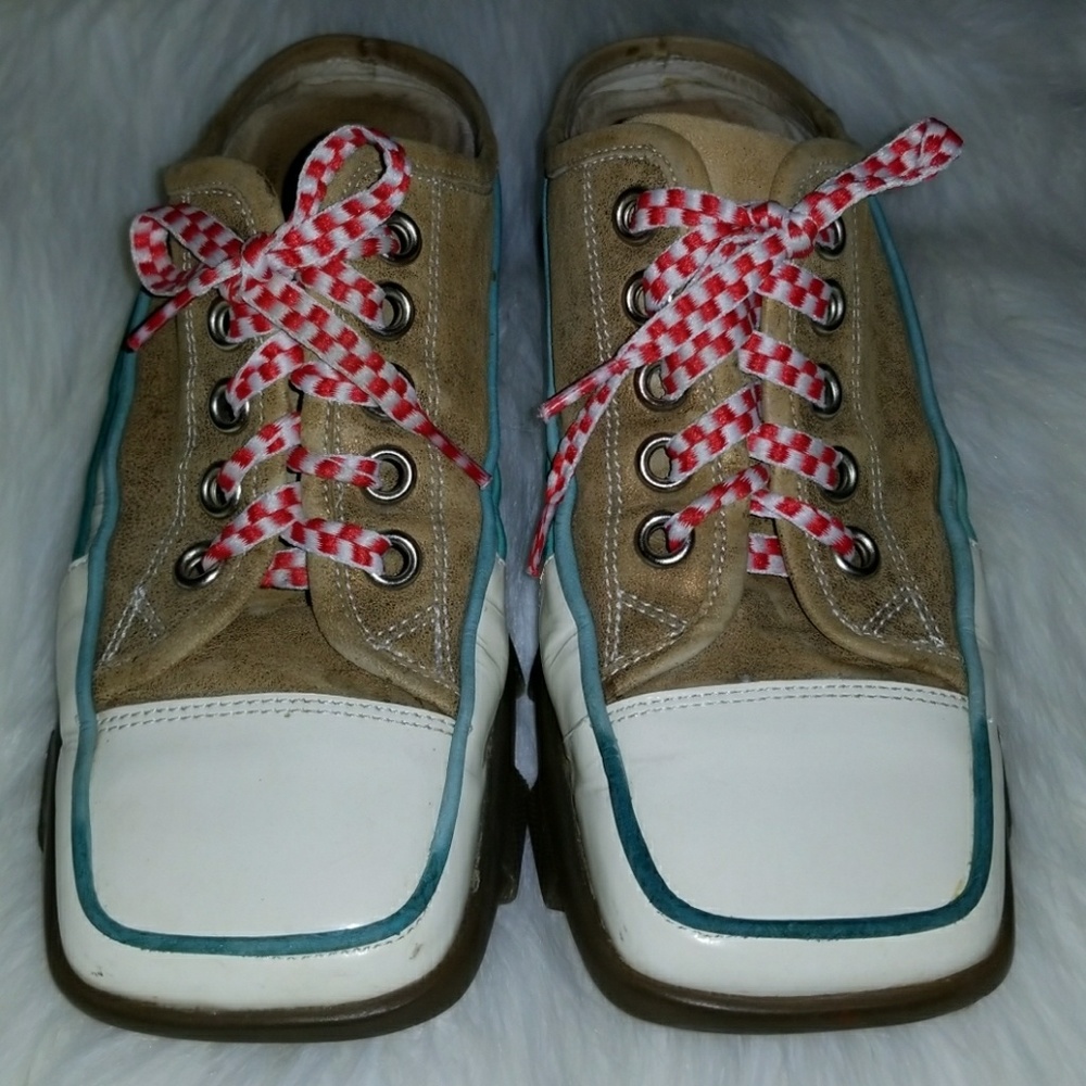 DONALD J PLINER SPORT SHOES TAN GOLD WITH WHITE